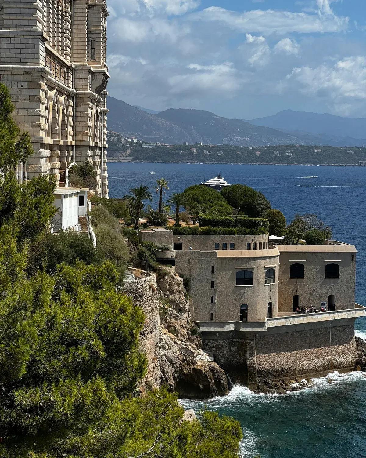 Le Rocher de Monaco au-dessus de la Méditerranée