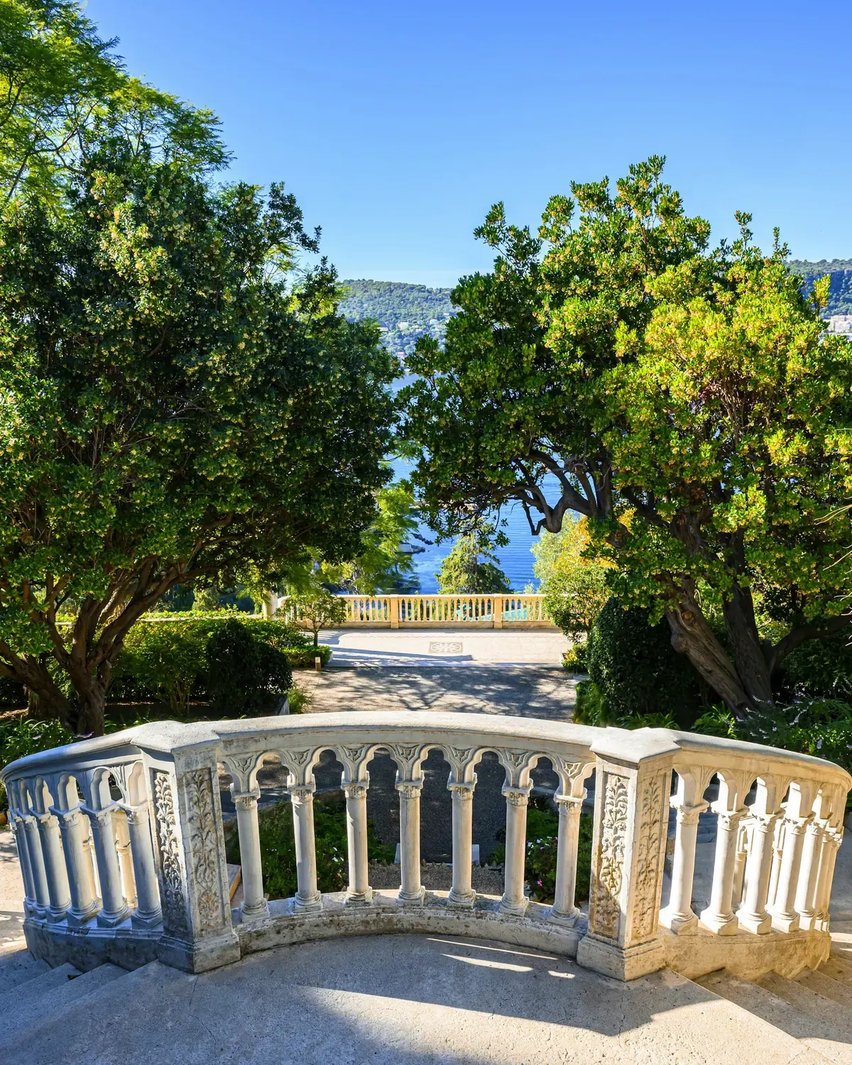 Balustrade ouvragée surplombant la baie