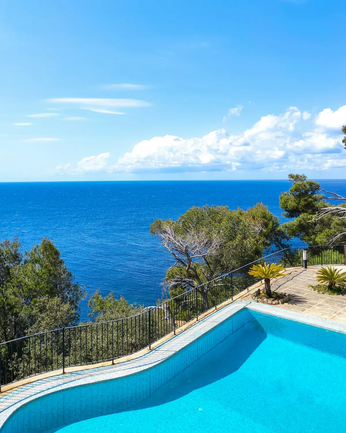 Piscine à débordement face à la Méditerranée, Côte d'Azur