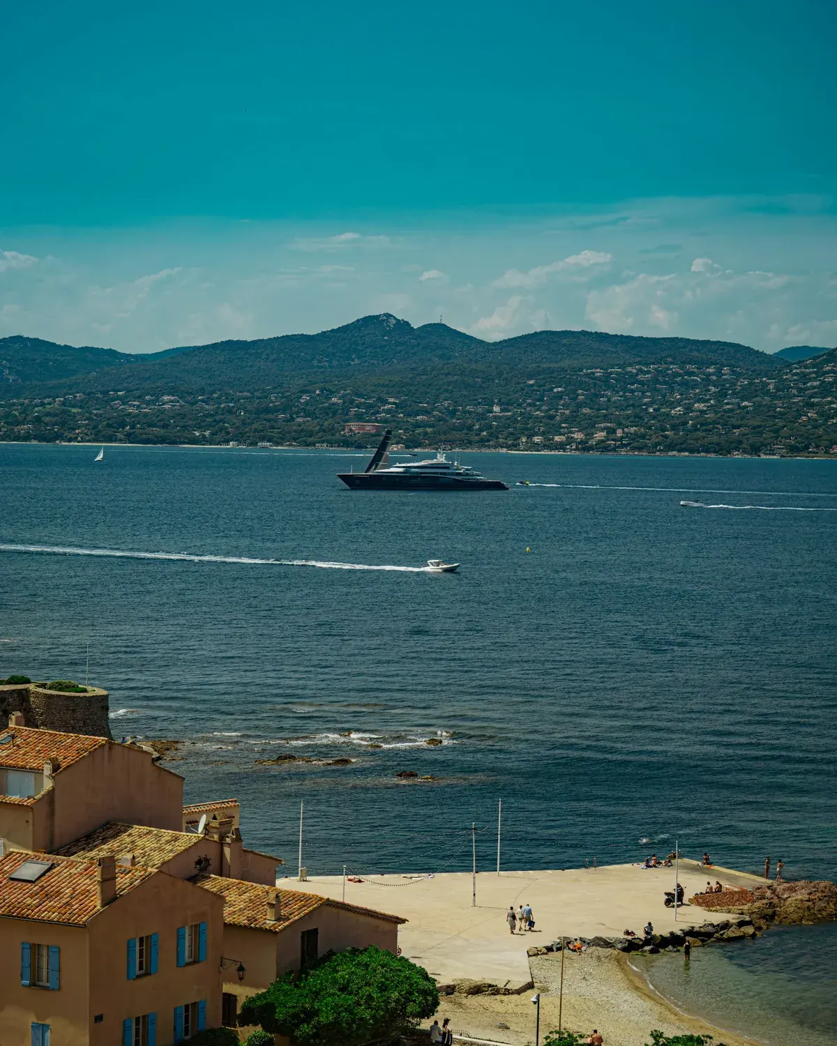 Yacht longeant la côte de la Riviera